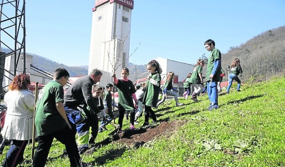 Los escolares, en plena plantación de los frutales. :: J. C. ROMÁN