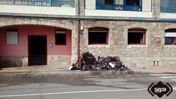 Un incendio calcina la cocina de un piso en Ribadesella