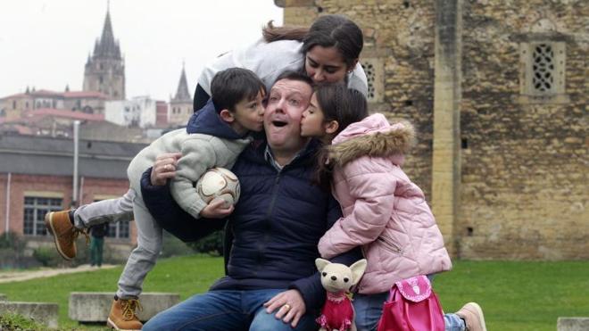 David Alférez recibe el abrazo de sus tres hijos, en las inmediaciones de San Julián de los Prados.