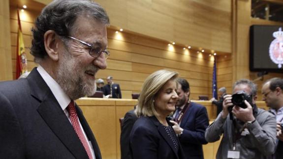 Mariano Rajoy y Fátima Báñez, hoy, en la sesión del control al Gobierno en el Senado.