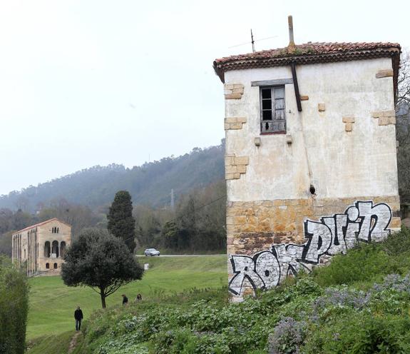 La casa rectoral del Naranco se sitúa a pocos metros de Santa María del Naranco. 