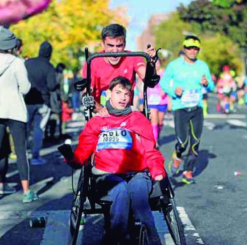 José Manuel Roás y su hijo en una maratón.