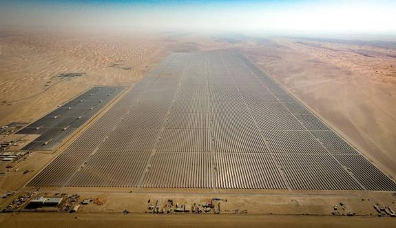 La nueva planta solar, con más de 2,3 millones de paneles fotovoltaicos, inaugurada ayer en Dubái. 