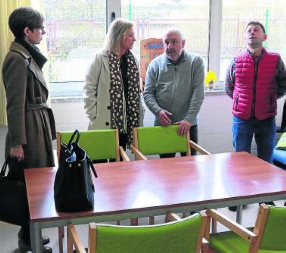 Mercedes Fernández, durante su visita a Moreda. 