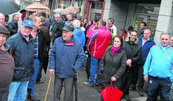 Protesta de los vecinos, ayer, en Figaredo. :: J. M. PARDO