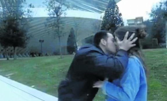 Wilson Alfonso, en un momento de la grabación con una de sus víctimas, en el Calatrava. 