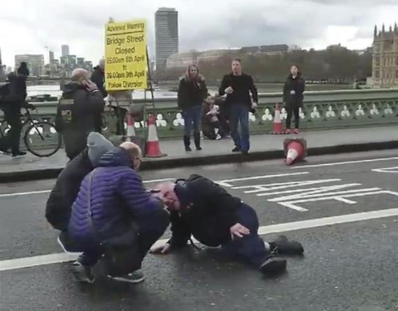 Uno de los heridos hoy en Londres yace en el suelo.