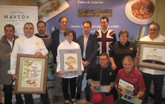 Los ganadores posan junto al alcalde, Alejandro Vega, y parte del jurado del certamen. 