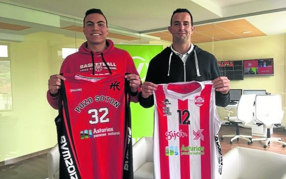 Dida Pereira, del Villa de Mieres, y Armando Álvarez, del Gijón Basket, posan con sus camisetas. 