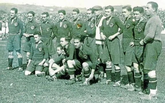 Adolfo, segundo por la derecha, de pie, en el España-Italia jugado el 22 de abril de 1928. 