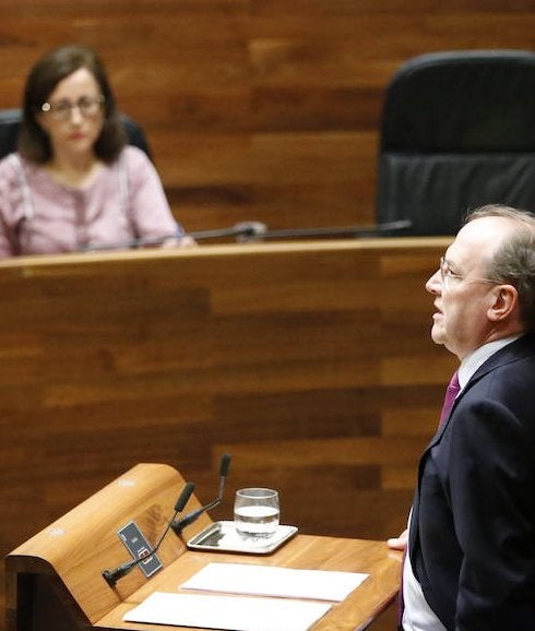 José Agustín Cuervas-Mons y, al fondo, Belén Fernández, en la Junta General.