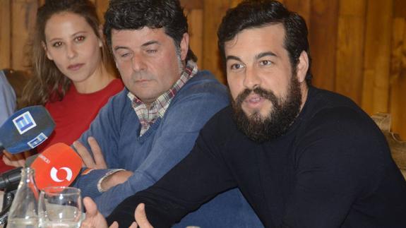 Mario Casas con el equipo de rodaje en Taramundi. 