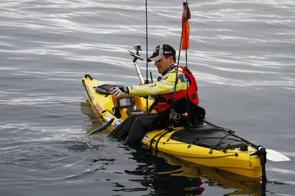 Un aficionado practicando este tipo de pesca en un kayak dotado de alta tecnología. 