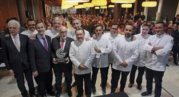 Méndez Riestra, con los chefs que otorgan el premio. 