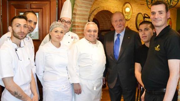 El Rey Don Juan Carlos, con el personal del restaurante Cruz Blanca de Vallecas.