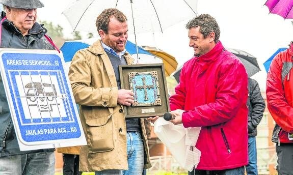 El presidente del Club de Autocaravanistas entrega un obsequio del colectivo al alcalde de Piloña. 