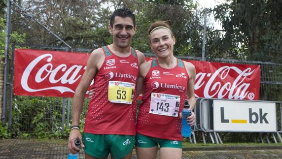 Los ganadores de la prueba, tras llegar a meta.