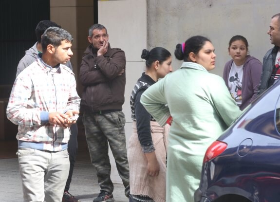 Varias familias, esperando durante el registro de la Policía. 