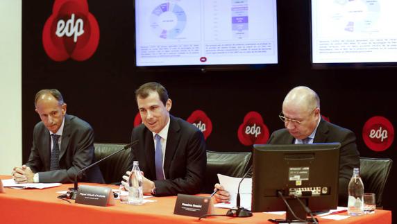 El consejero delegado de EdP España, Miguel Stilwell d´Andrade (centro); el director comercial, Javier Sáenz de Jubera (izquierda), y el responsable de Naturgas, Massimo Rossini (d), durante la rueda de prensa en la que presentaron los resultados de la eléctrica en Oviedo este marzo.