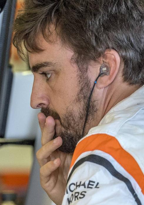 Fernando Alonso, pensativo en el box de McLaren. 