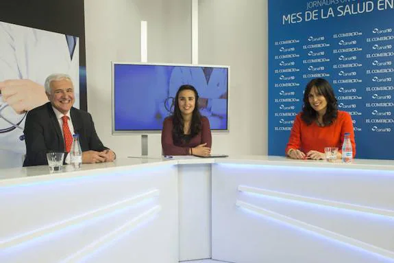 El cirujano Jesús Barón Thaidigsmann, la periodista Ángela S. Cifuentes y la cirujana Lourdes Cosío Tubío, ayer, en Canal 10. 