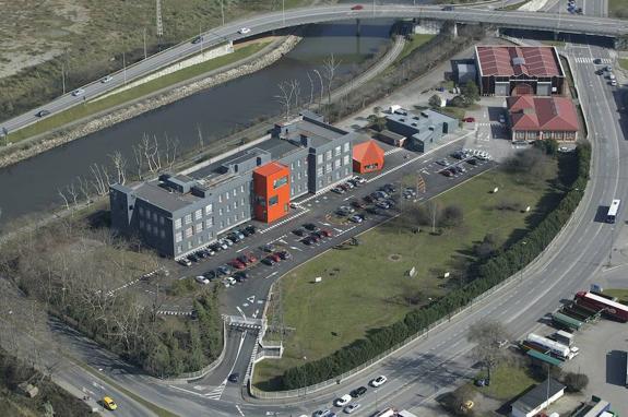 Vista aérea de las instalaciones de la sede central en Avilés del Centro Tecnológico de la multinacional ArcelorMittal, en la avenida de Gijón. 