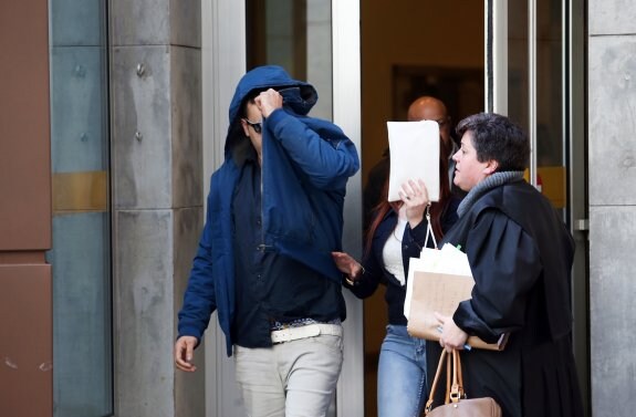 J. A. L. Q. y su mujer ocultan su rostro al salir ayer de la Audiencia Provincial. 