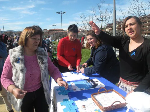 Raitana reparte 200 lazos azules por el autismo