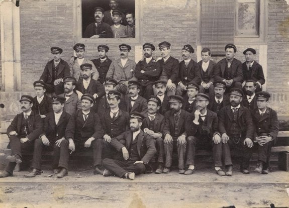 La Compañía del Norte hacia 1910, con sus uniformes y sus características gorras. 