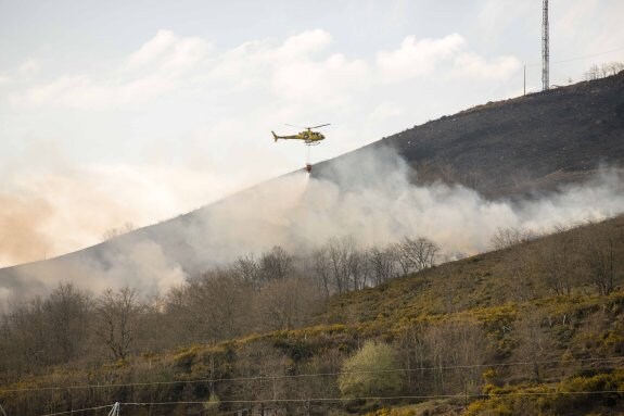 El helicóptero de los bomberos en Villaverde. :: J. LL.