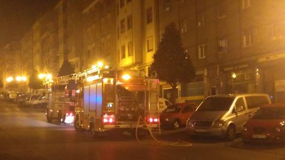 Camiones de bomberos frente al local.