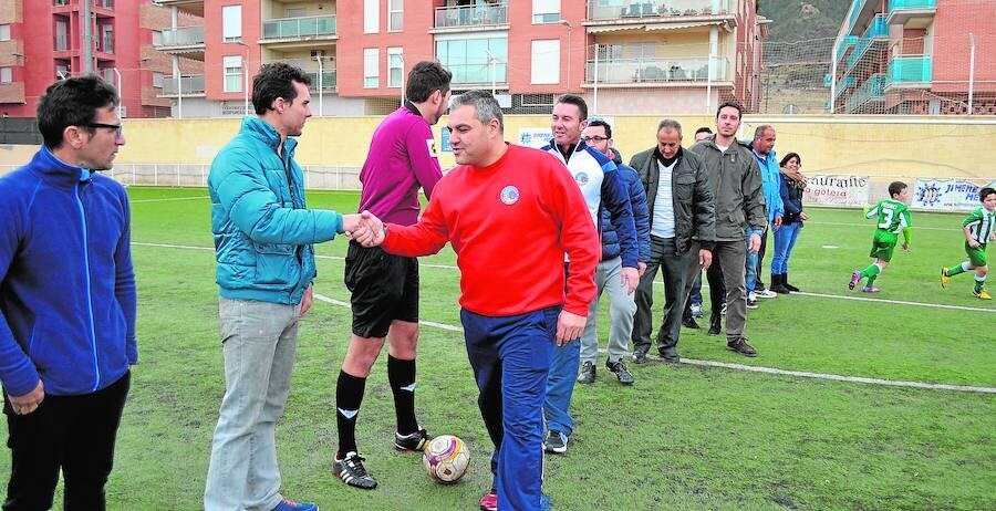 Los padres de los futbolistas se saludan sobre el terreno de juego en un partido de la comunidad de Murcia. 