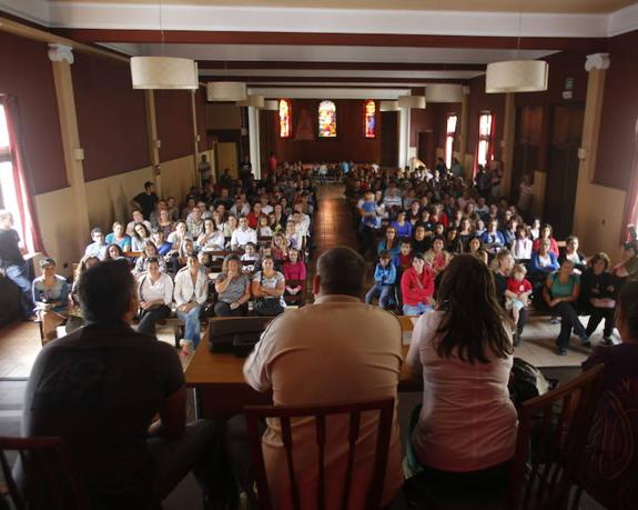 Una reunión de los padres del colegio La Salle, en Turón, uno de los centros afectados. 