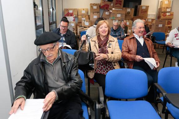 Miembros de la Federación de Vecinos minutos antes de que diera comienzo la reunión. 