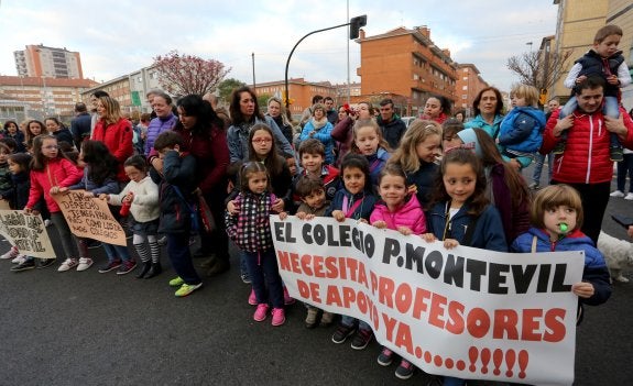 Las familias, con los alumnos, cortaron el tráfico en el cruce de las calles Río Eo y Cataluña.  