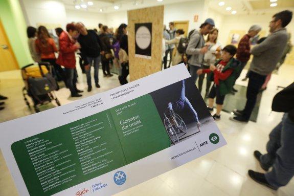 El Ateneo de La Calzada albergará hasta el 29 de abril la exposición de '30 días en bici'. 