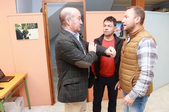 Luis Venta, ayer, junto a los populares alleranos Antonio del Peño y Juan Sutil. 