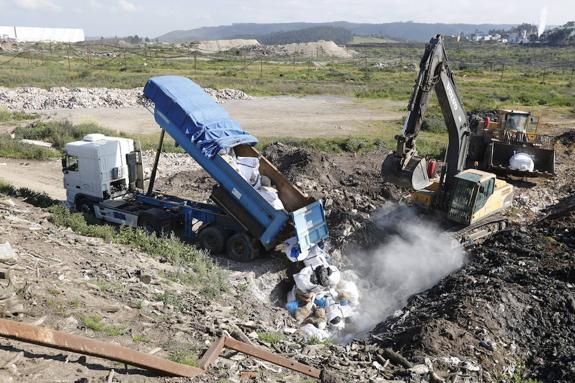 Un camión descarga diez toneladas de patata afectadas por la polilla guatemalteca, en el vertedero de Cogersa. 