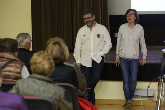 El médico Jesús Maujo, ayer, en el Centro de Personas Mayores de Las Meanas. 