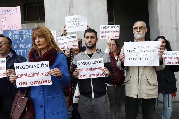 Trabajadores de la concertada, con pancartas. 