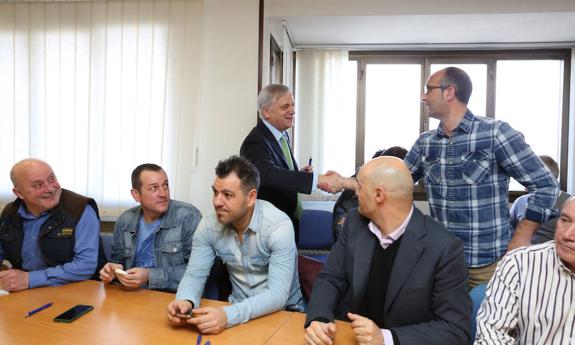 Guillermo Ulacia y Damián Manzano se saludan momentos antes de proceder a la firma. 