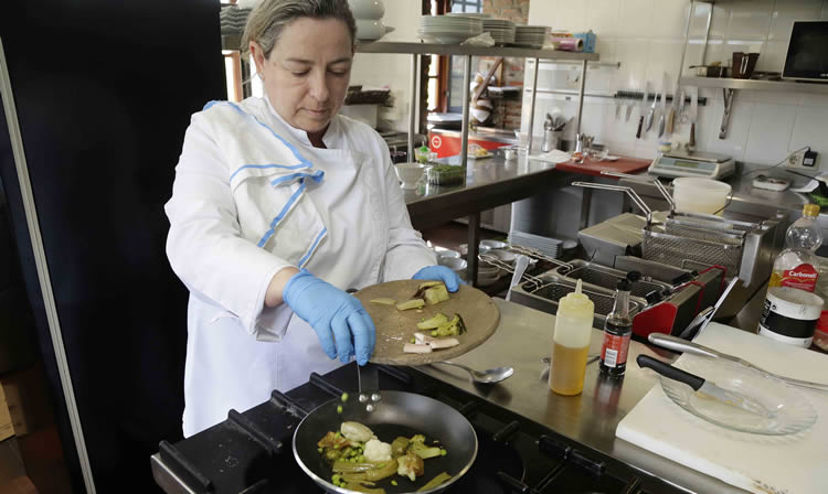 Rosa Luz Ruisánchez preparando las verduras en la cocina de La Huertona