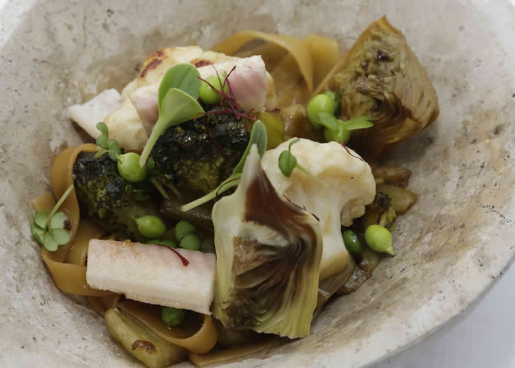 Wok de verduras de temporada, pasta y anguila