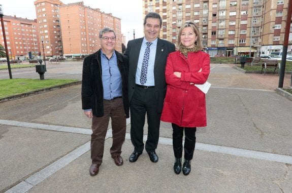 Torrontegui, Aparicio y Vázquez, en el parque Avelino Vidal.