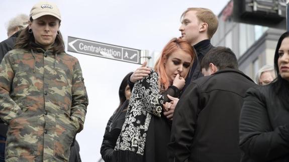Varias personas se emocionan tras conocer la noticia del atentado en el centro de Estocolmo.