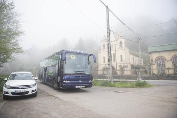 El autobús escolar, aparcado, tras arrollar de forma accidental a dos alumnos del IES de Trubia que cruzaron la carretera. 