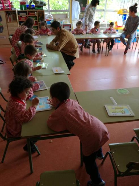 Un grupo de alumnos juega en la feria tecnológica con las tablets que ejercitan inteligencias múltiples. 