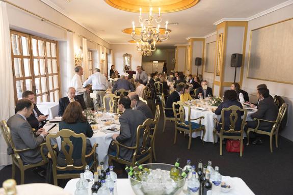 Los comensales durante la degustación.