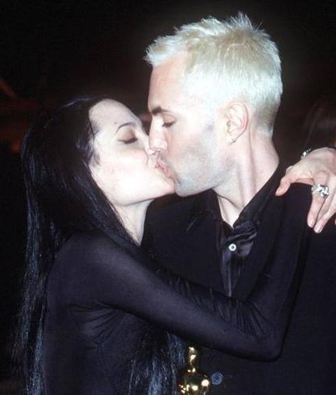 Angelina Jolie y su hermano se besan en la gala de los Oscar del año 2000.