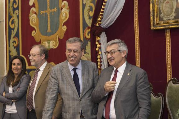 Sosa Wagner, junto al rector Santiago García Granda. Detrás, Leopoldo Tolivar y Miriam Cueto. 